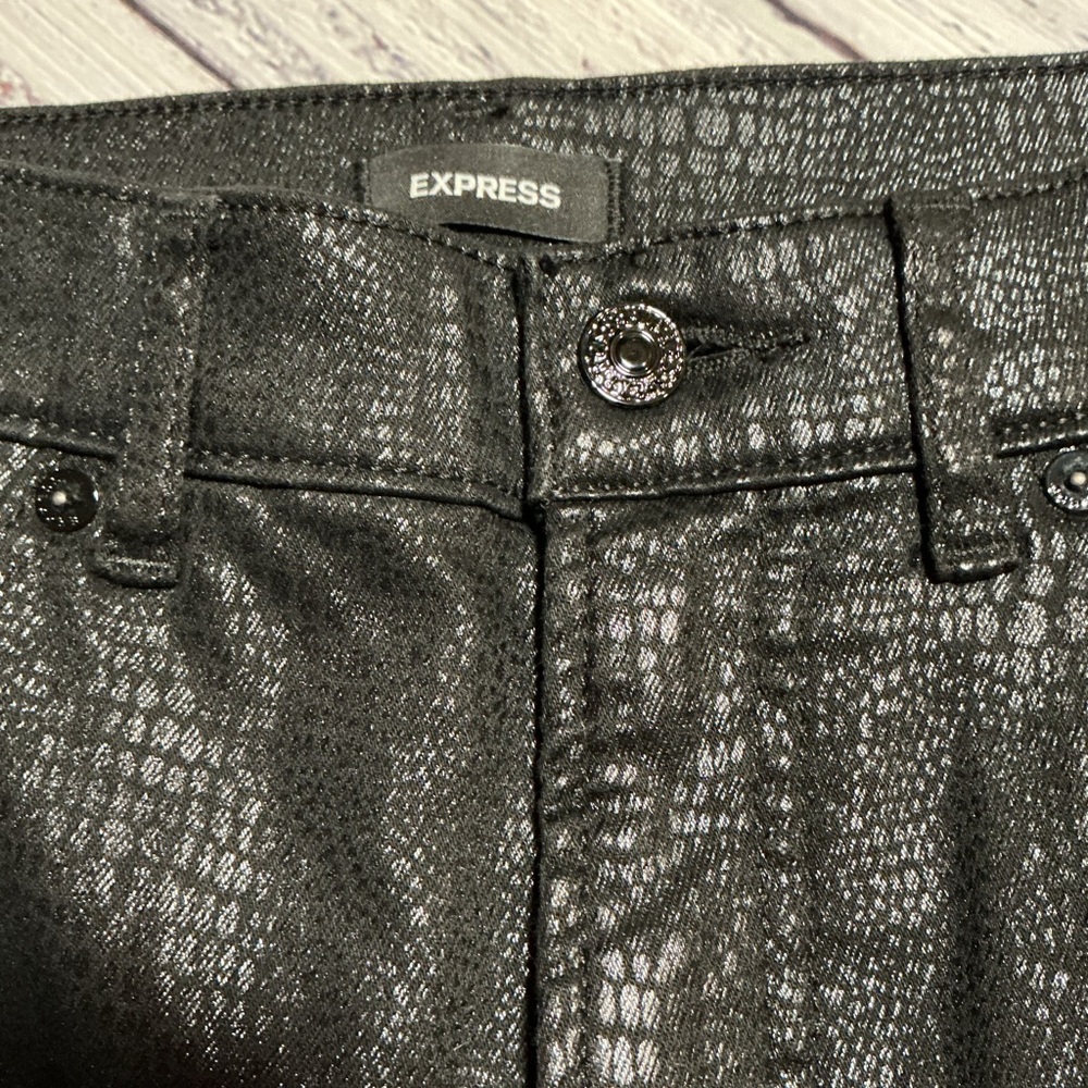 Express Mom Jean Super High Rise black snakeskin jeans. Size 6 - Picture 3 of 9